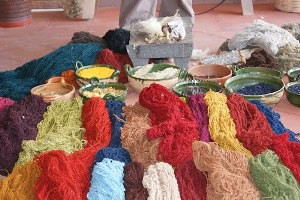 Variedad de hilos teñidos naturalmente